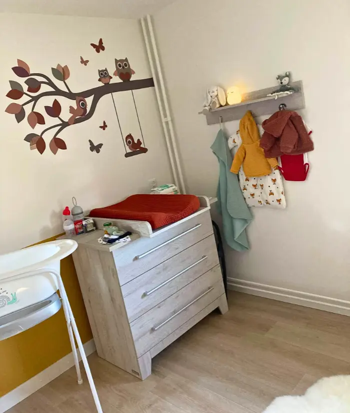 Terracotta babykamer met sierlijke uilentak behangsticker